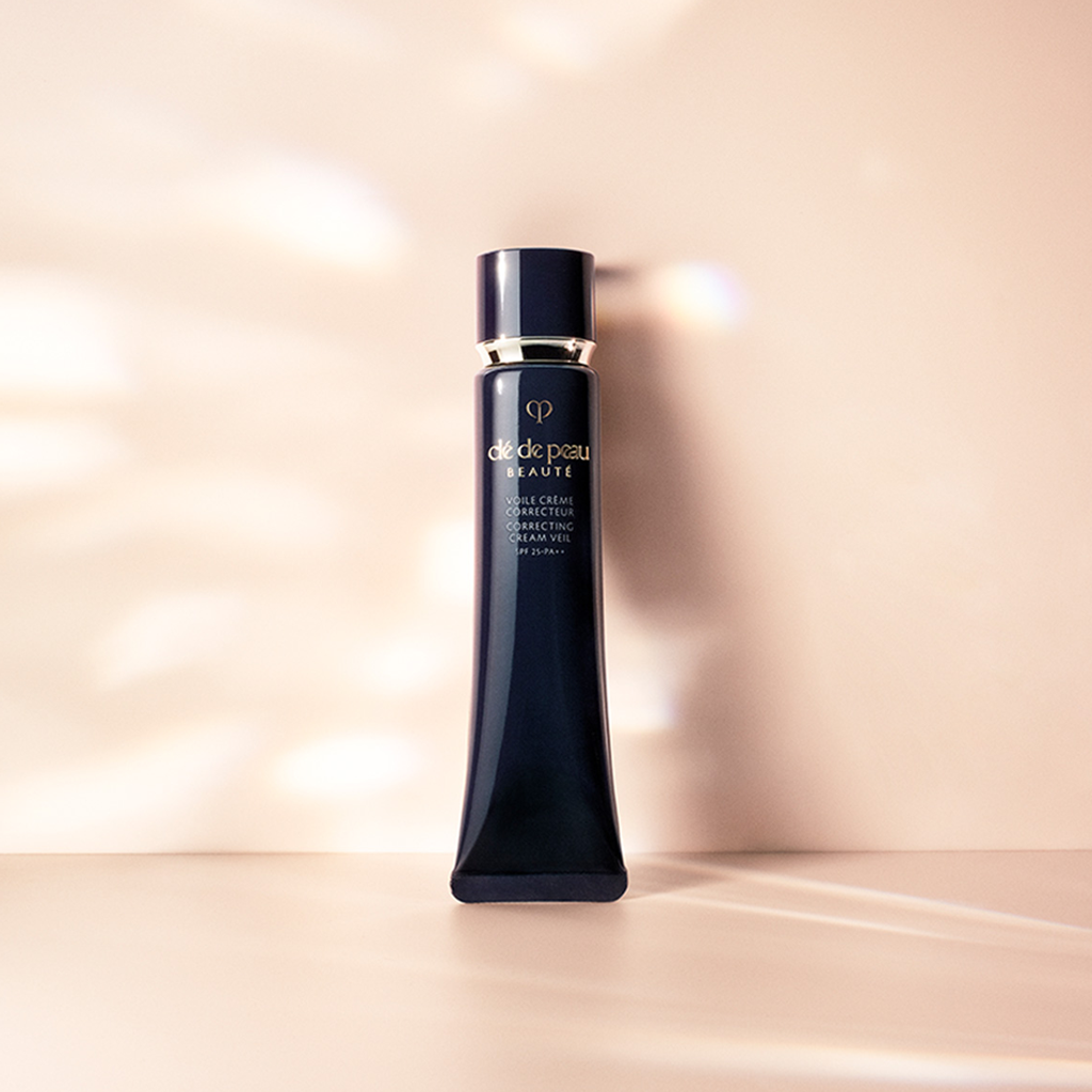 A multi-tasking makeup primer that instantly smooths, hydrates, and preps skin for all-day wear.