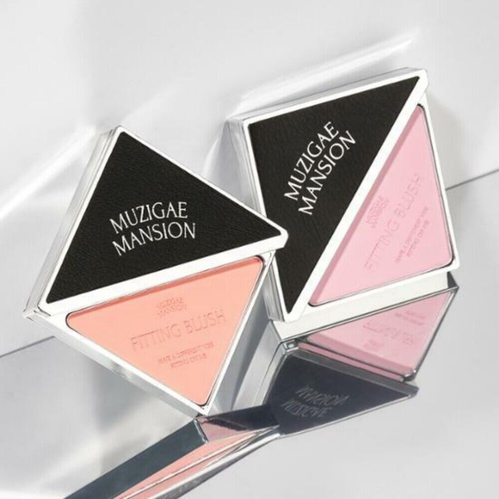It is a lightweight, finely-milled powder blush designed to give a smooth, natural flush to the cheeks.