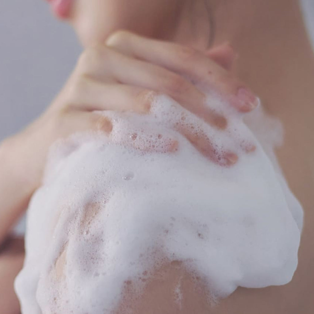 YOLU 樱花夜间修护洗护系列滋润沐浴露 440 毫升