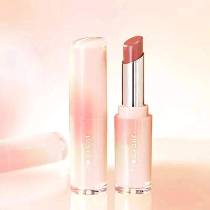  This lightweight lipstick glides on smoothly, providing a comfortable wear while keeping lips moisturized. 