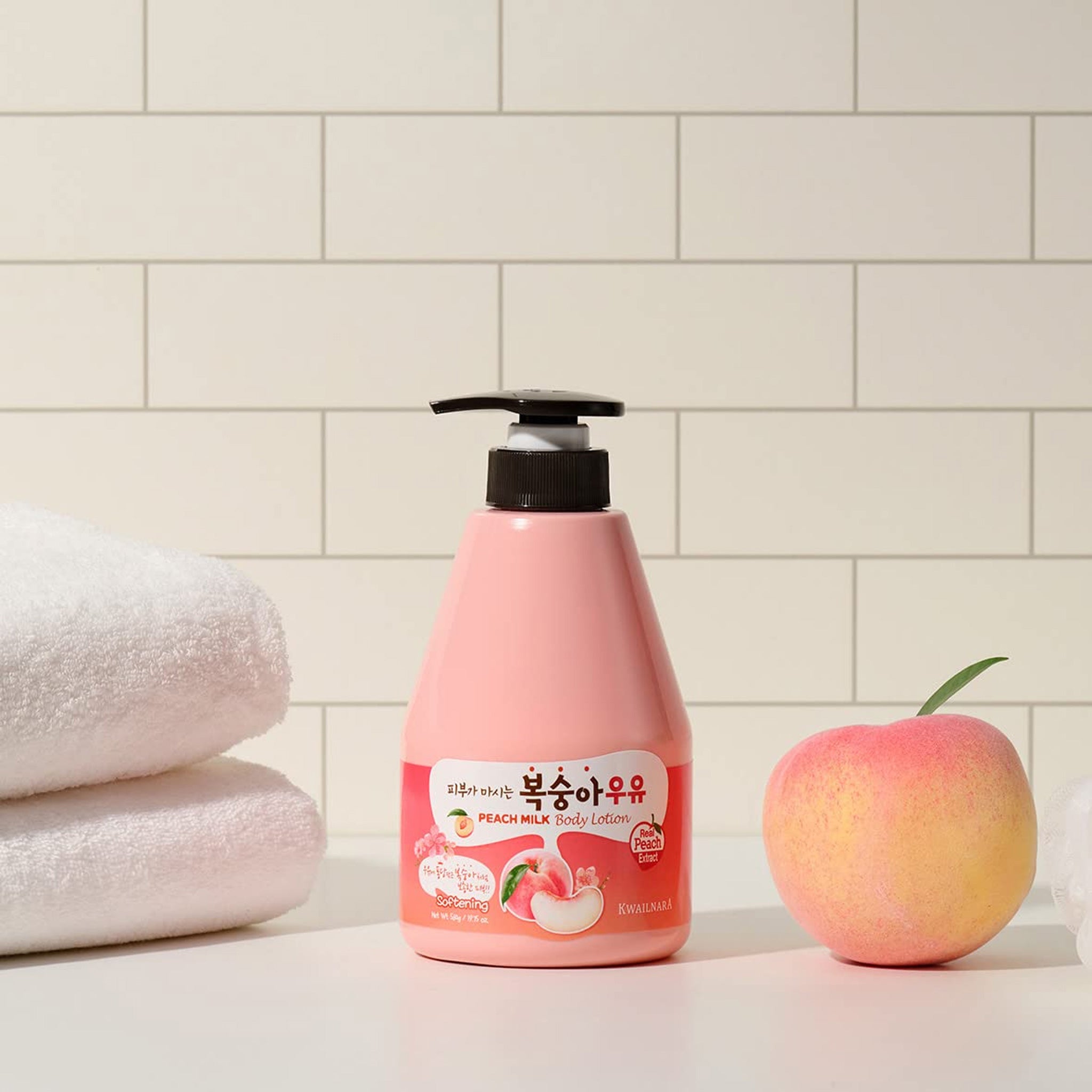 Experience ultimate hydration with this luxurious body lotion, enriched with peach milk for a velvety-soft finish. 