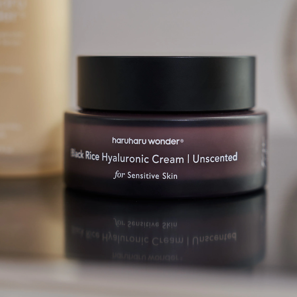 A luxurious, hydrating cream that combines the power of fermented black rice extract with 10 types of hyaluronic acid to deeply moisturize and plump the skin. 